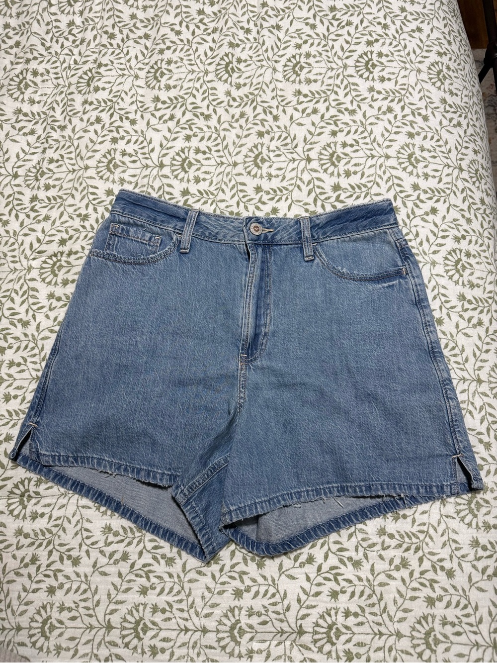 Hollister Ultra High-Rise 90s Denim Shorts - Blue - Size 8 w29